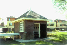 tafels huisje midden